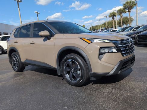 Used 2024 Nissan Rogue SV image 2