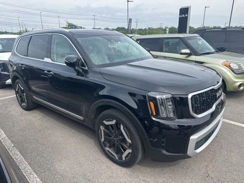 Used 2024 Kia Telluride EX w/ EX Captain's Chair Package FWD image 2