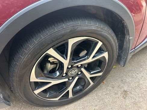 Used 2018 Toyota C-HR XLE image 6