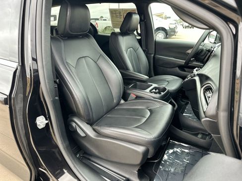 Used 2025 Chrysler Pacifica Select image 23