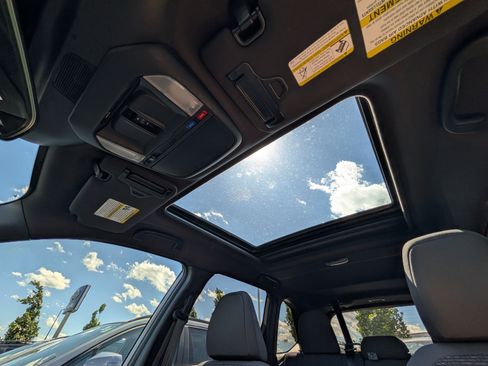 Certified 2025 Subaru Forester Premium AWD/4WD image 32