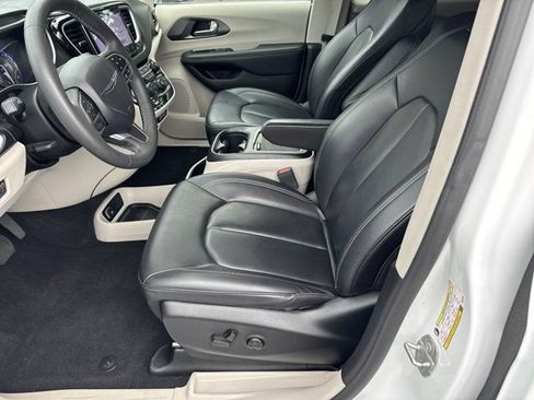 Used 2023 Chrysler Pacifica Touring-L FWD image 17