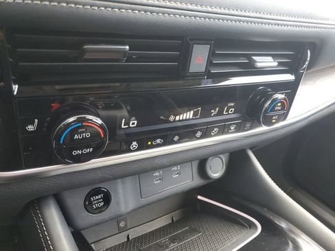 Used 2025 Nissan Rogue Platinum FWD image 25
