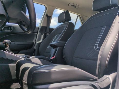 Used 2024 Hyundai Venue Limited FWD image 13