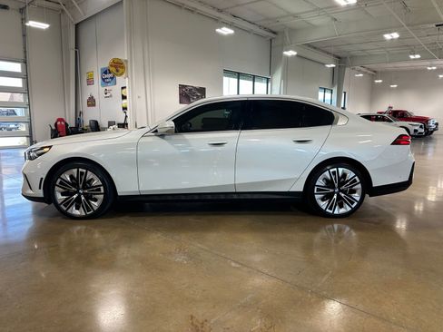 Used 2024 BMW 530i w/ Convenience Package RWD image 5