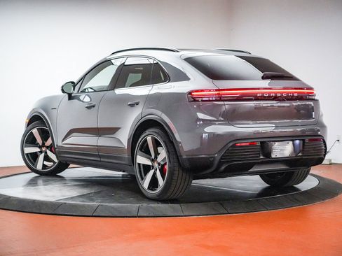 Certified 2025 Porsche Macan 4S Electric AWD/4WD image 4