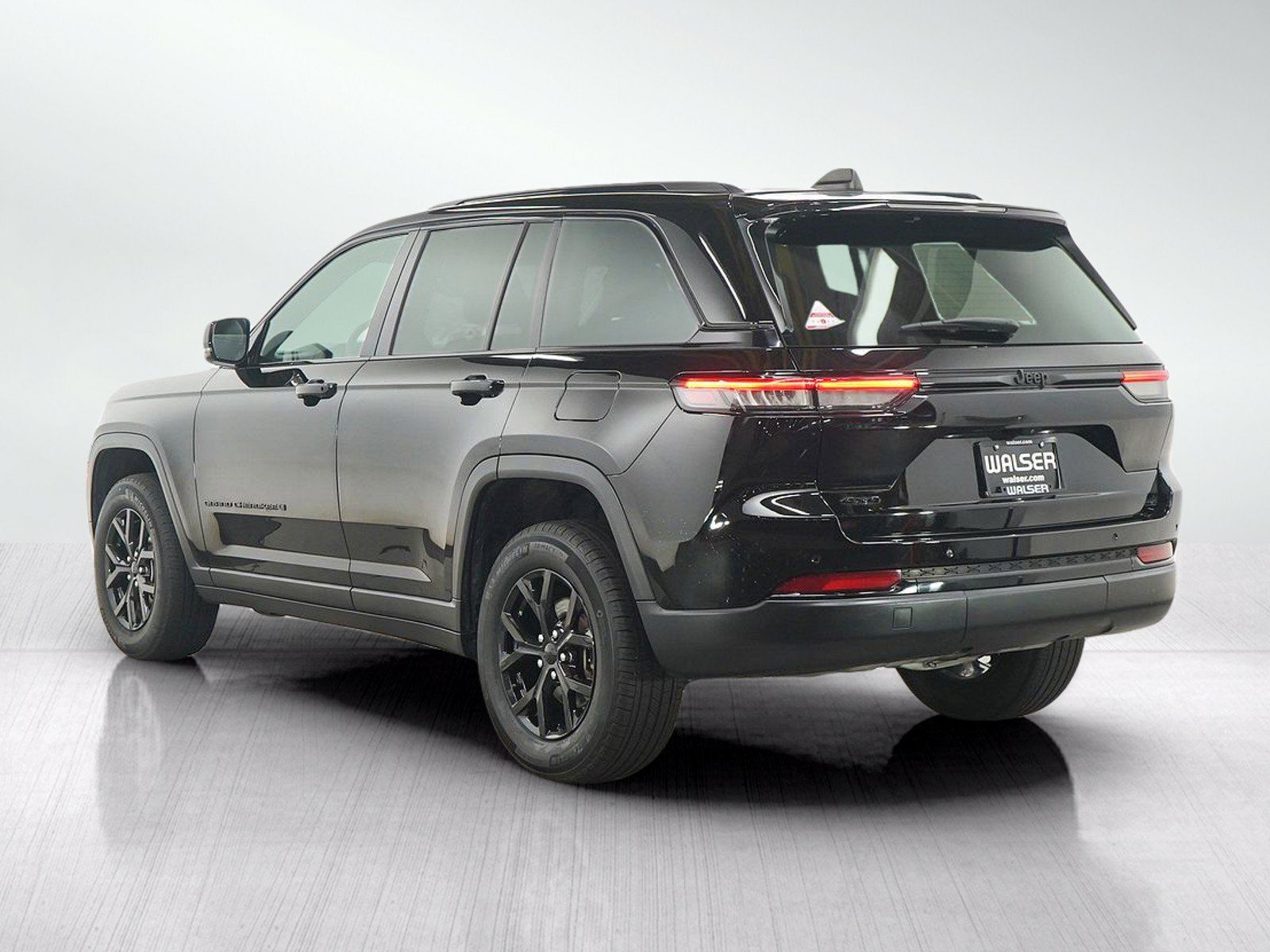 Used 2024 Jeep Grand Cherokee Altitude AWD/4WD image 4