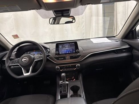 Used 2025 Nissan Altima 2.5 SV FWD image 13
