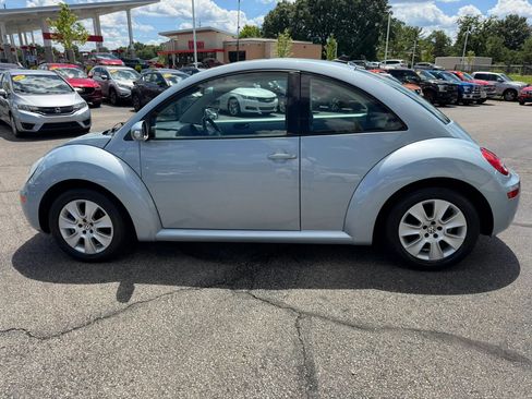 Used 2009 Volkswagen Beetle Coupe FWD image 2