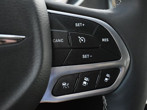 Used 2025 Chrysler Pacifica Select FWD image 23