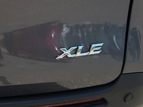 Used 2025 Toyota Sienna XLE image 12