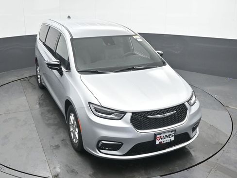 New 2026 Chrysler Pacifica Select image 33