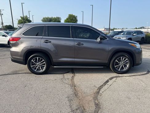 Used 2019 Toyota Highlander XLE FWD image 6