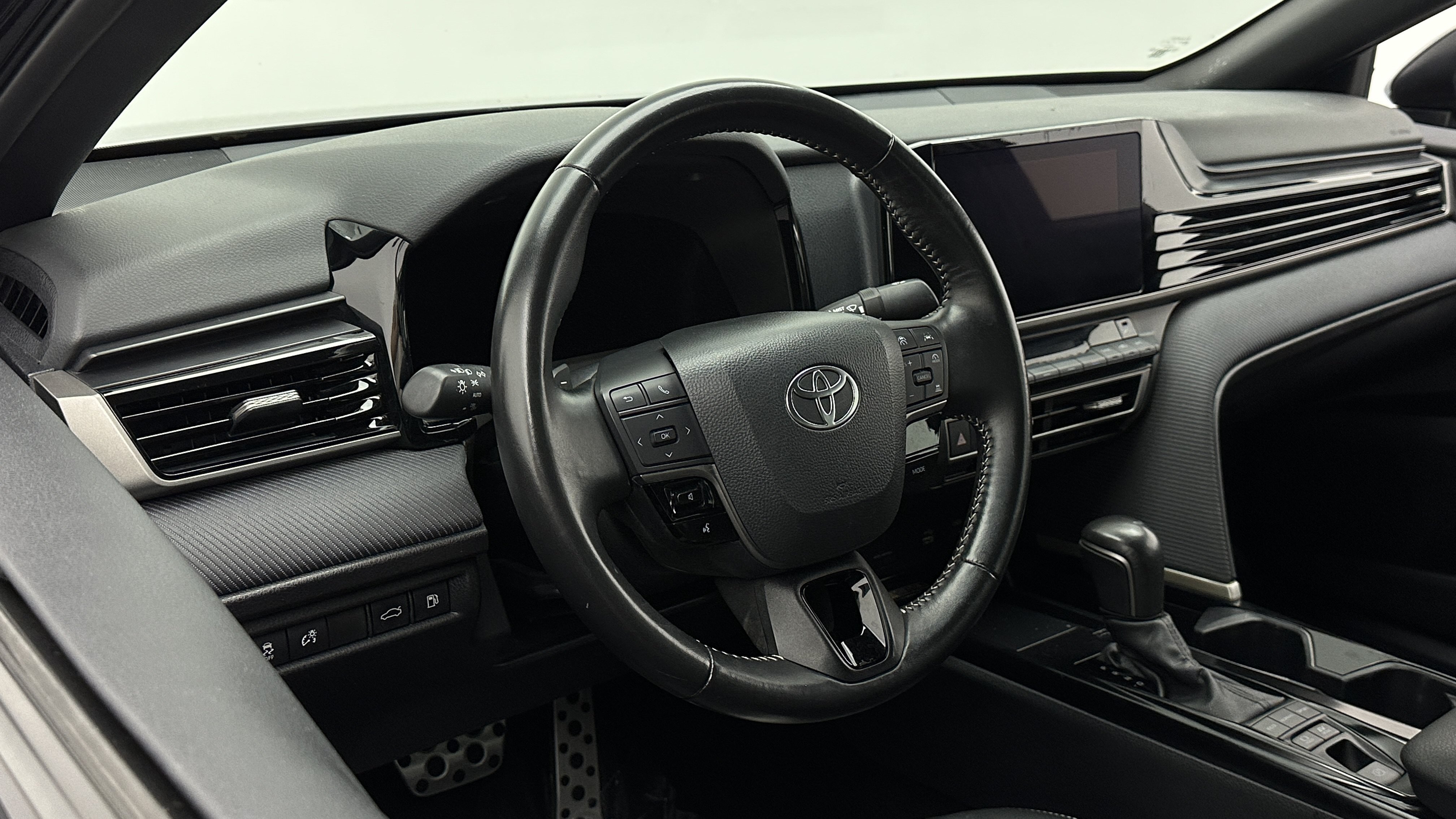 Used 2025 Toyota Camry SE FWD image 8