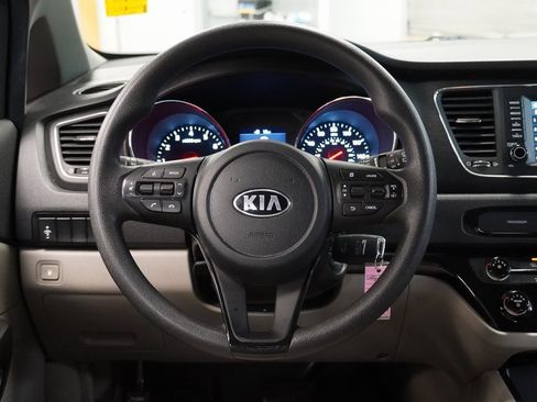 Used 2019 Kia Sedona L image 11