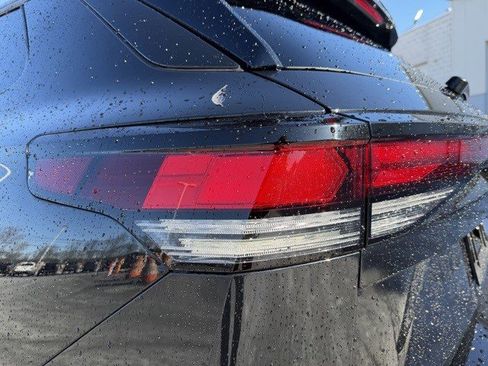 Used 2025 Volkswagen Tiguan SE R-Line image 4