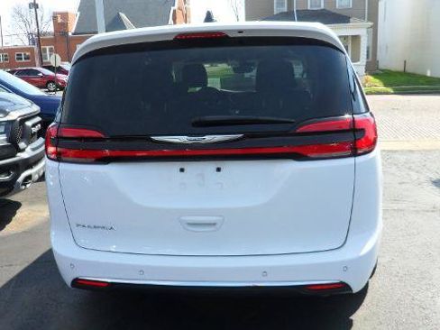 Used 2024 Chrysler Pacifica Touring-L FWD image 5