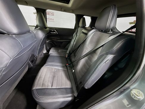 Used 2023 Mitsubishi Outlander SE image 28