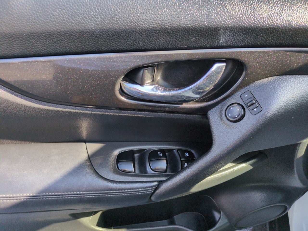 Used 2018 Nissan Rogue SV FWD image 12
