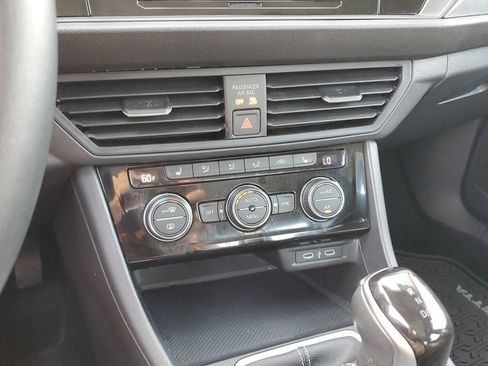 Certified 2024 Volkswagen Jetta SE w/ Panoramic Sunroof Package FWD image 27