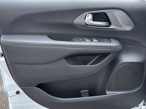 New 2026 Chrysler Voyager LX image 17