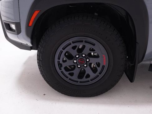 Used 2025 Nissan Frontier PRO-4X AWD/4WD image 9