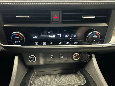 Used 2023 Nissan Rogue SV AWD/4WD image 16