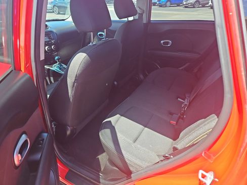 Used 2016 Kia Soul + image 14