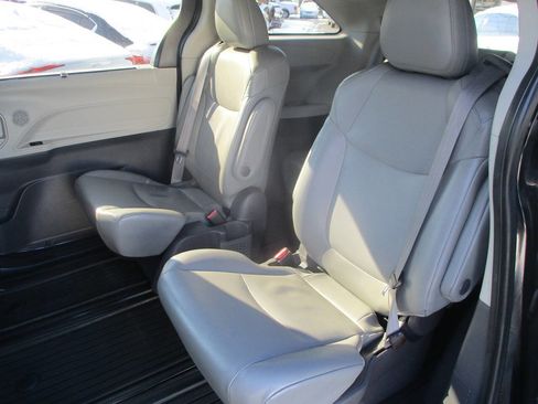 Used 2021 Toyota Sienna XLE image 7