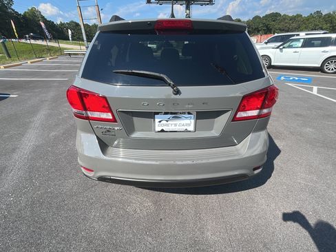 Used 2019 Dodge Journey SE w/ Premium Group FWD image 4