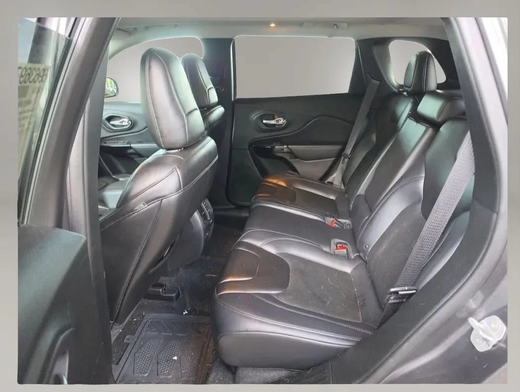 Used 2019 Jeep Cherokee Latitude Plus AWD/4WD image 9