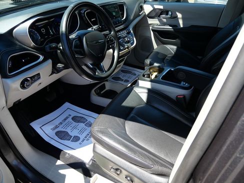 Used 2022 Chrysler Pacifica Touring-L w/ Uconnect Theater Family Group AWD/4WD image 9
