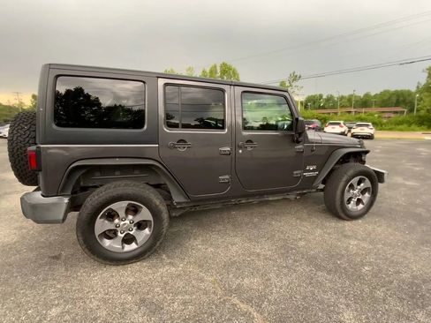 Used 2016 Jeep Wrangler Unlimited Sahara w/ Connectivity Group AWD/4WD image 9