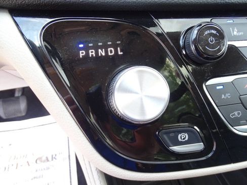 Used 2023 Chrysler Pacifica Limited image 32