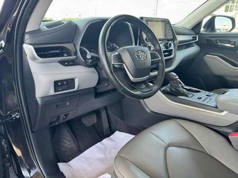 Used 2023 Toyota Highlander XLE AWD/4WD image 20