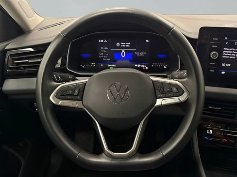 Used 2025 Volkswagen Jetta SE FWD image 16