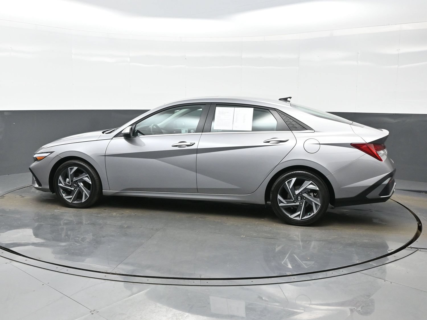 Certified 2025 Hyundai Elantra Limited FWD image 3