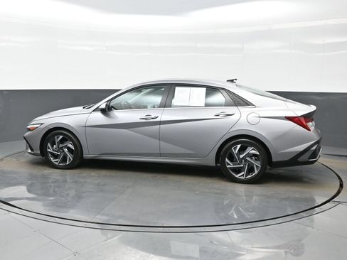 Used 2025 Hyundai Elantra Limited FWD image 3
