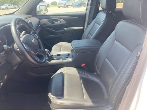 Used 2023 Chevrolet Traverse LT FWD image 4