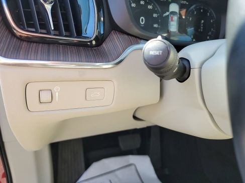 Used 2021 Volvo XC60 T5 Momentum image 17