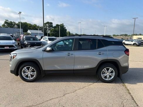 Used 2024 GMC Terrain SLE w/ Driver Convenience Package AWD/4WD image 2