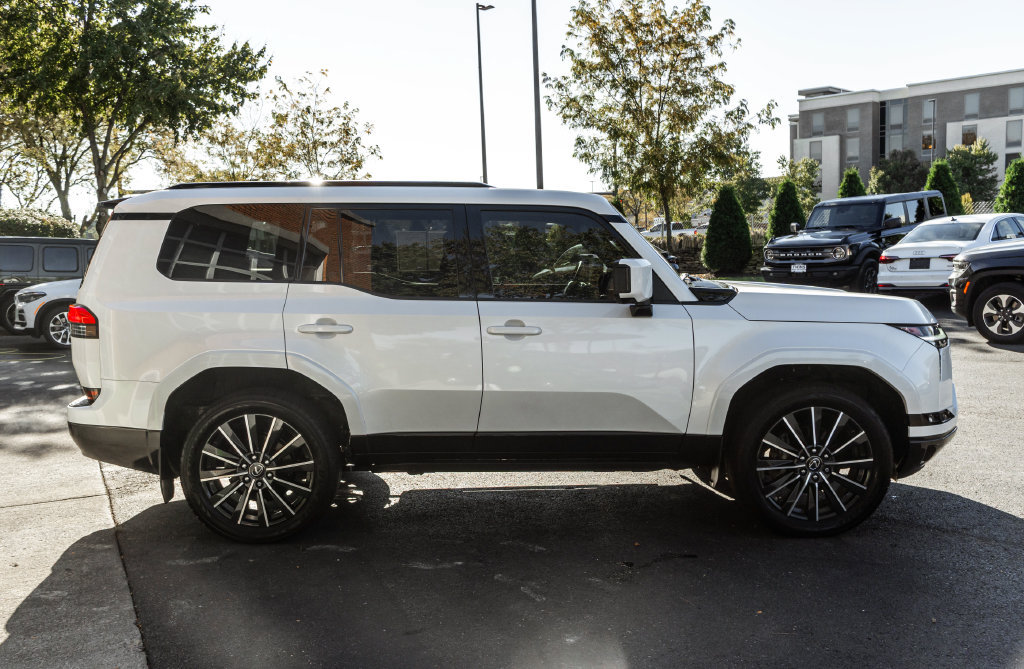 Used 2024 Lexus GX 550 AWD/4WD image 3
