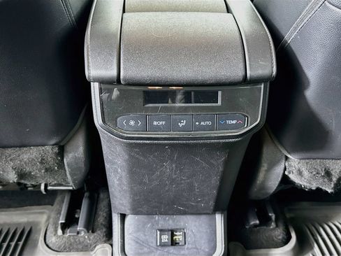 Used 2021 Toyota Highlander XLE AWD/4WD image 27