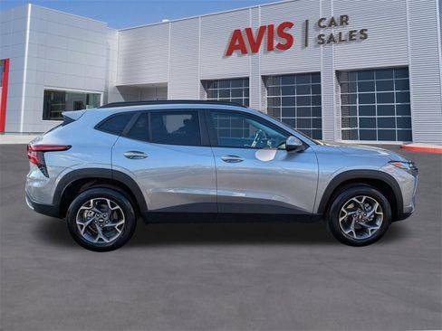 Used 2025 Chevrolet Trax LT w/ LT Convenience Package image 5