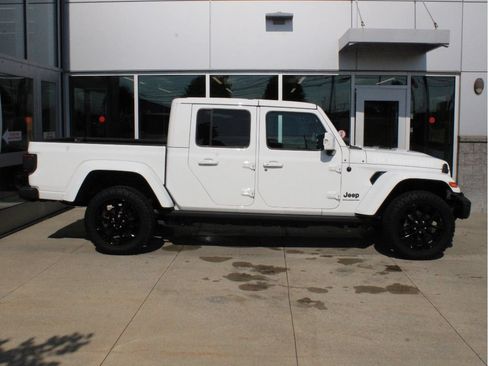 Certified 2023 Jeep Gladiator Overland AWD/4WD image 4