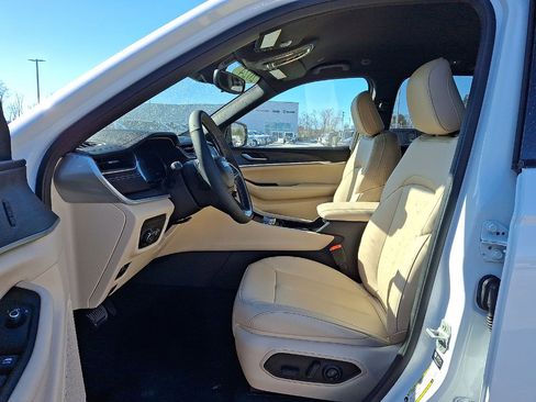 Certified 2024 Jeep Grand Cherokee Limited image 11