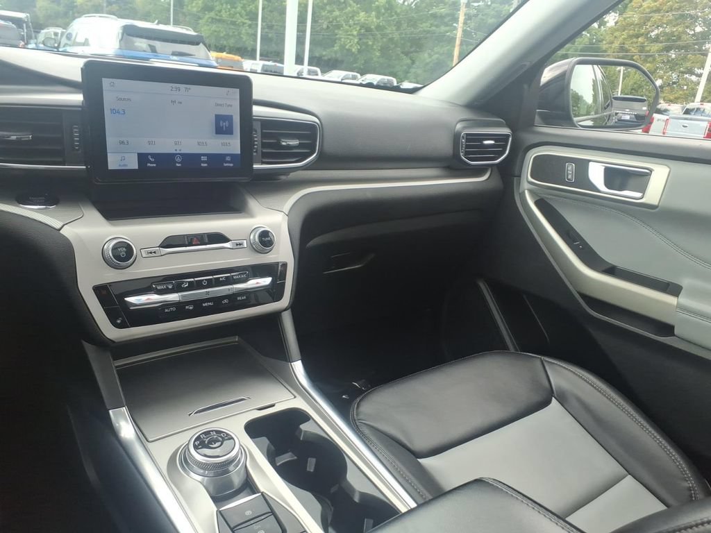 Used 2023 Ford Explorer XLT w/ Equipment Group 202A AWD/4WD image 16