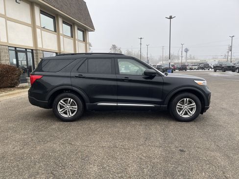 Used 2022 Ford Explorer XLT image 3