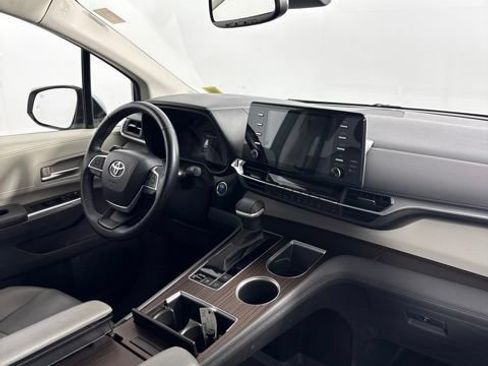 Used 2022 Toyota Sienna XLE FWD image 24