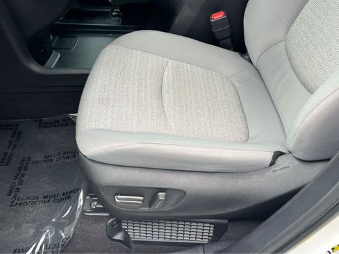 Used 2025 Toyota Sienna LE FWD image 28